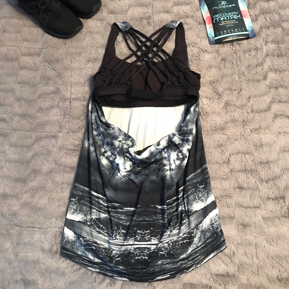 EUC Icyzone tank w/built in bra M - Picture 5 of 8